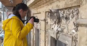 Denkmalpflege: Herrenhaus Tützpatz, Nahaufnahme eines ornamentierten Fenstersturzes (Foto: Maria Mischke)