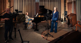 Sophia Maeno und Maša Novosel in den Schweriner »STUDIO 2 tonstudios« (Foto: Thomas Fink)